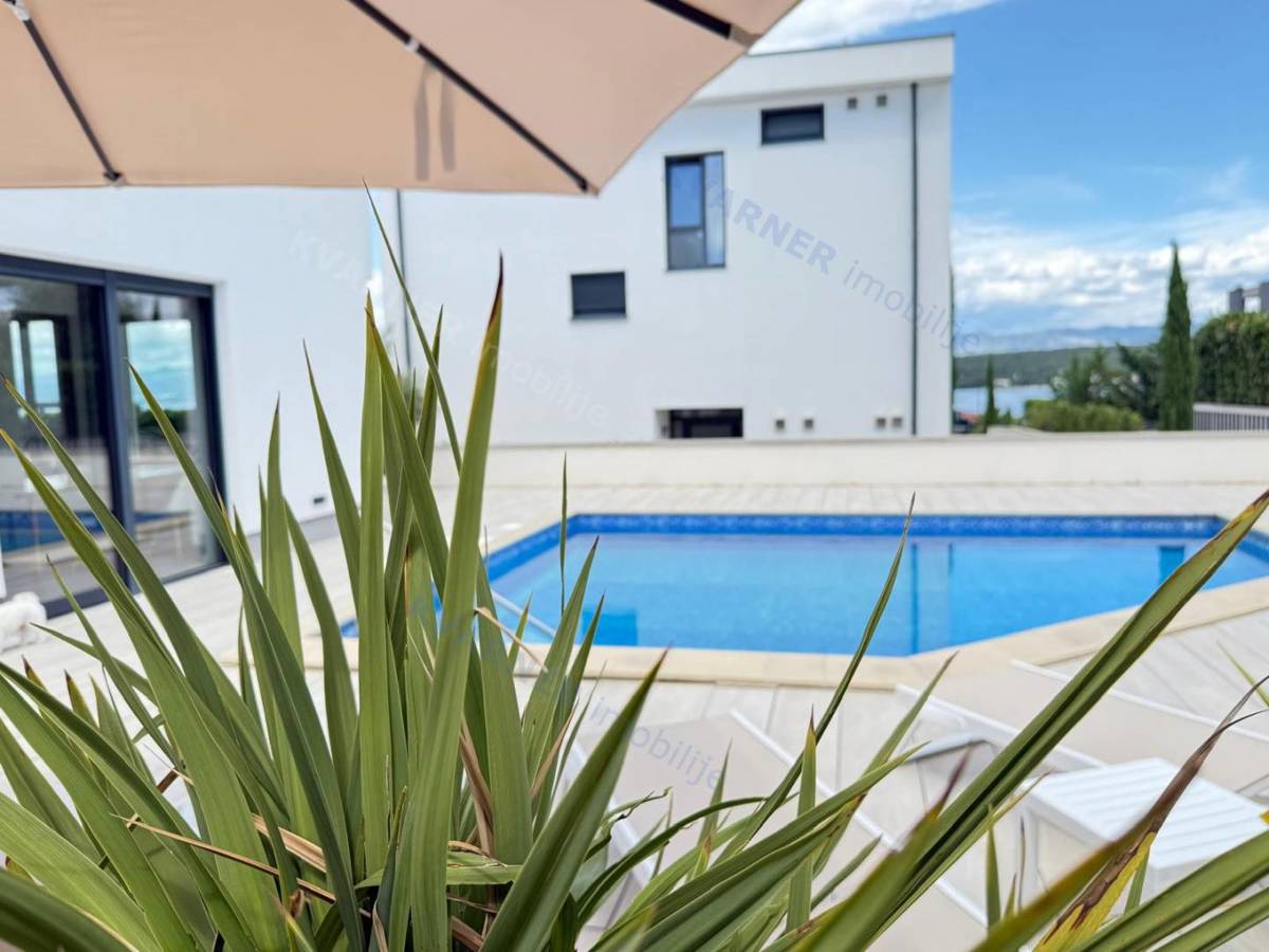 Ekskluzivno! Malinska - Dvojček z bazenom 150 m od plaže