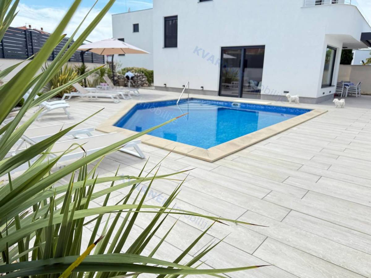 Ekskluzivno! Malinska - Dvojček z bazenom 150 m od plaže