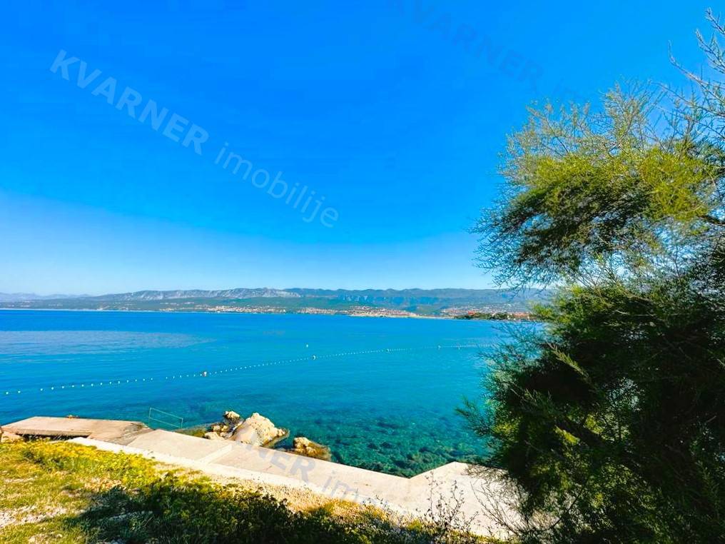 Šilo - apartma z bazenom 100 m od morja