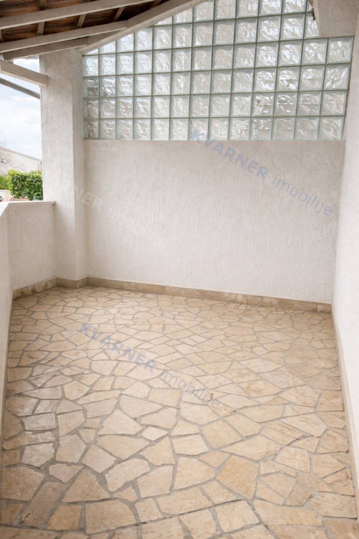 Malinska - Opremljeno stanovanje blizu morja, parkirišče