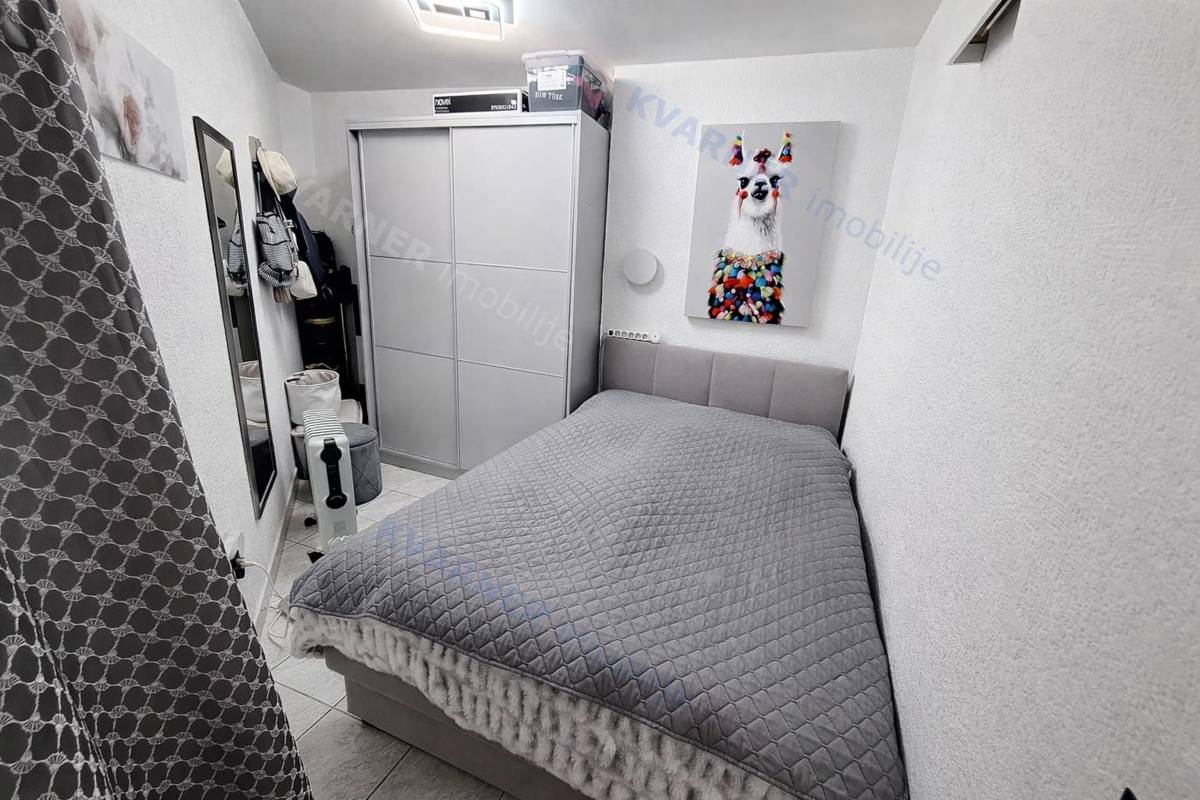 Malinska - Opremljeno stanovanje blizu morja, parkirišče