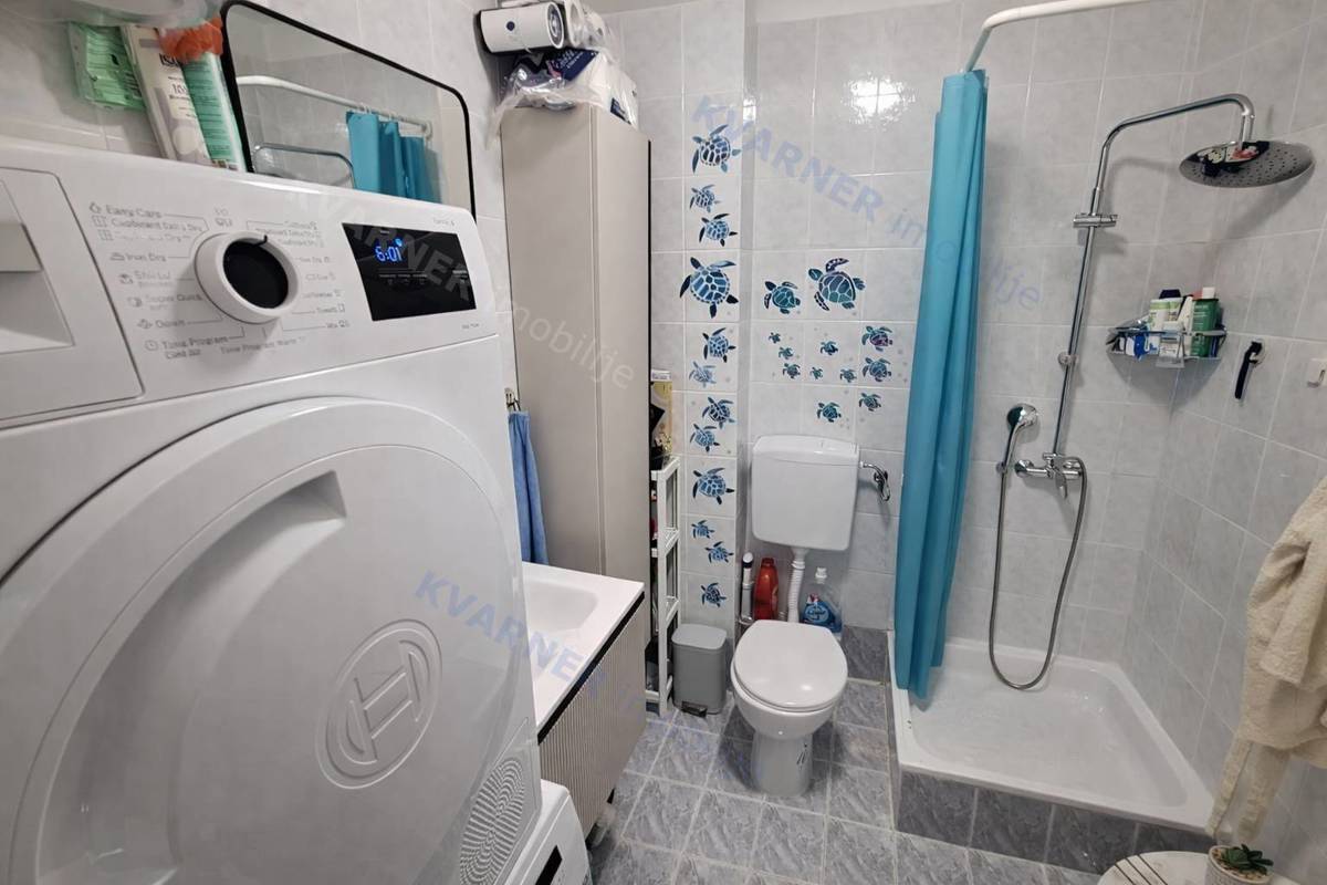 Malinska - Opremljeno stanovanje blizu morja, parkirišče