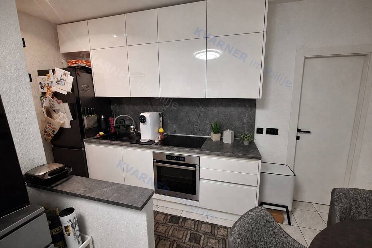 Malinska - Opremljeno stanovanje blizu morja, parkirišče