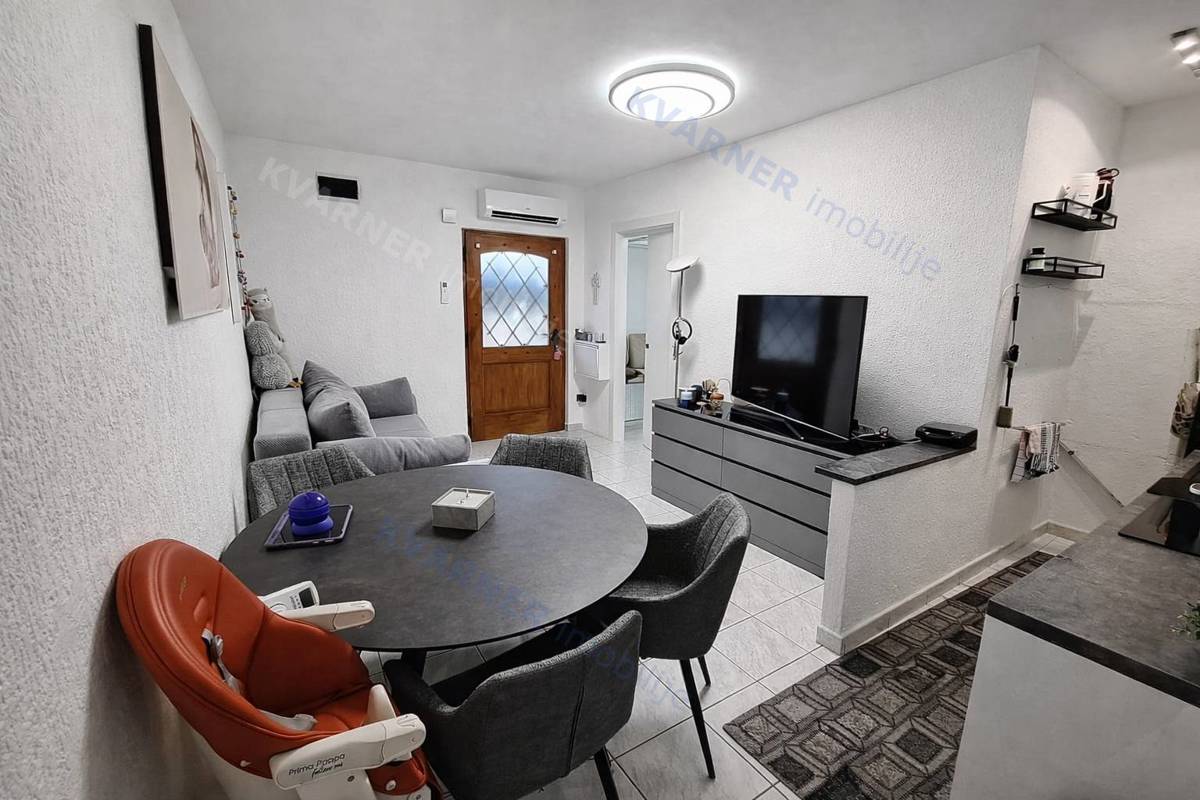 Malinska - Opremljeno stanovanje blizu morja, parkirišče