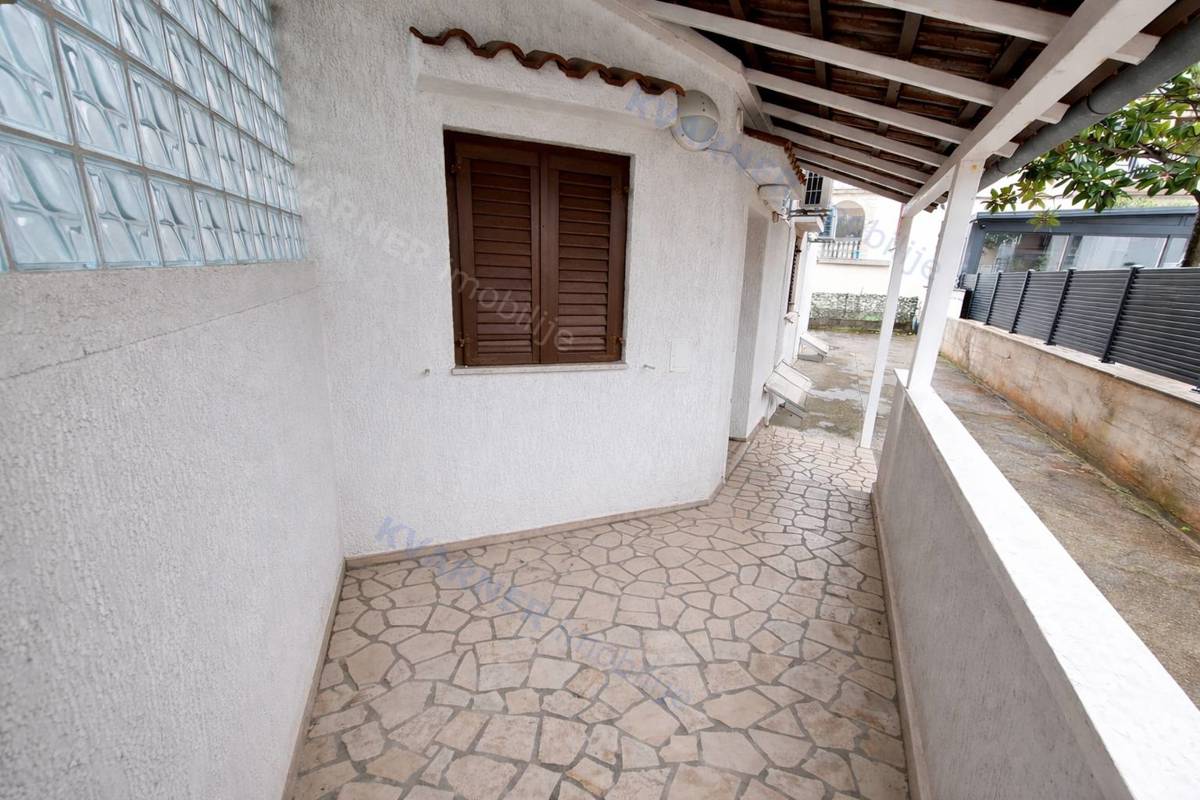 Malinska - Opremljeno stanovanje blizu morja, parkirišče