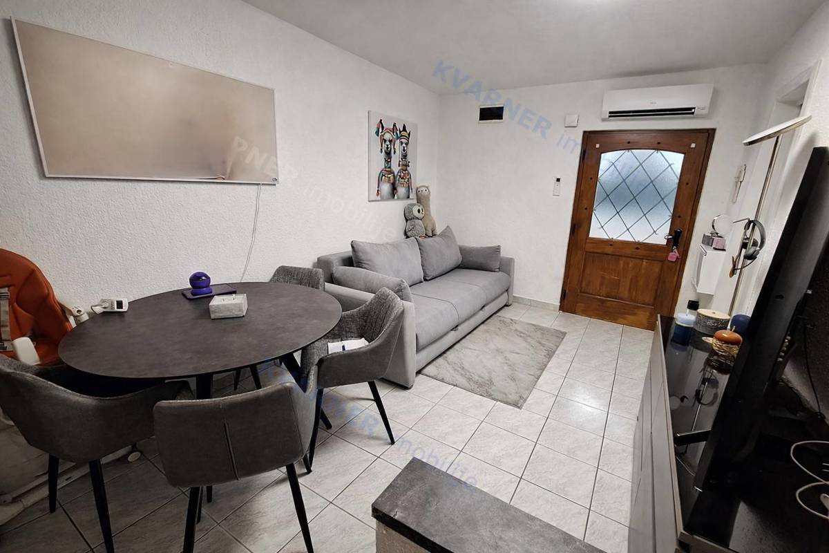 Malinska - Opremljeno stanovanje blizu morja, parkirišče