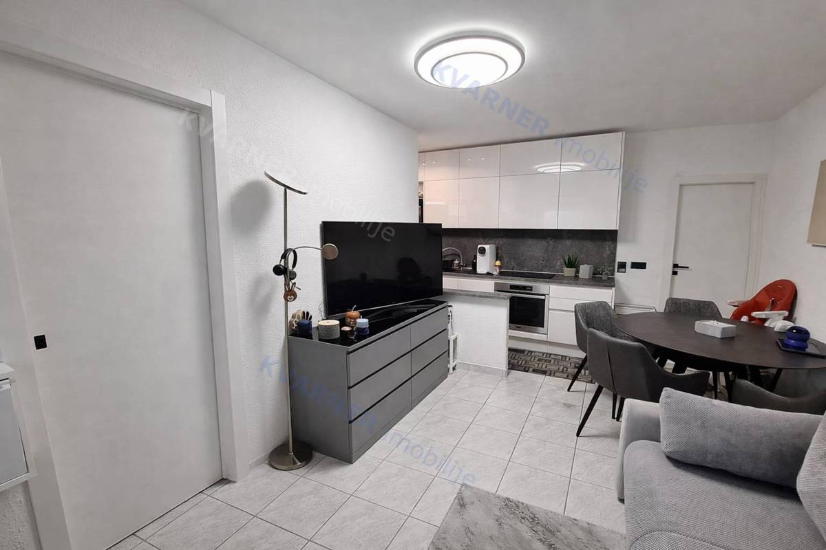 Malinska - Opremljeno stanovanje blizu morja, parkirišče