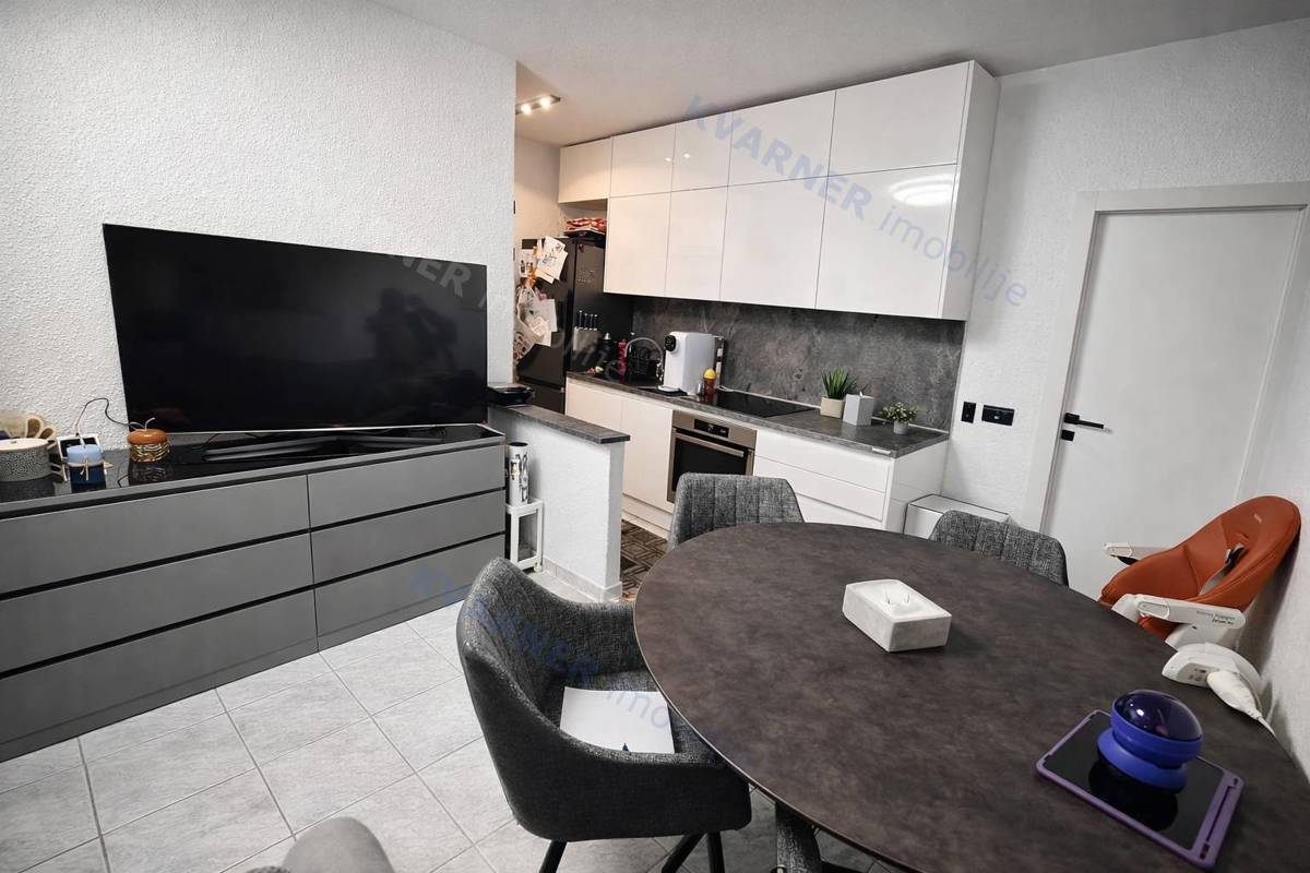 Malinska - Opremljeno stanovanje blizu morja, parkirišče