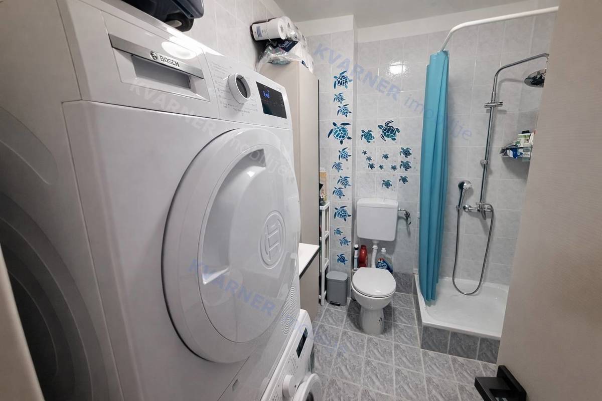 Malinska - Opremljeno stanovanje blizu morja, parkirišče