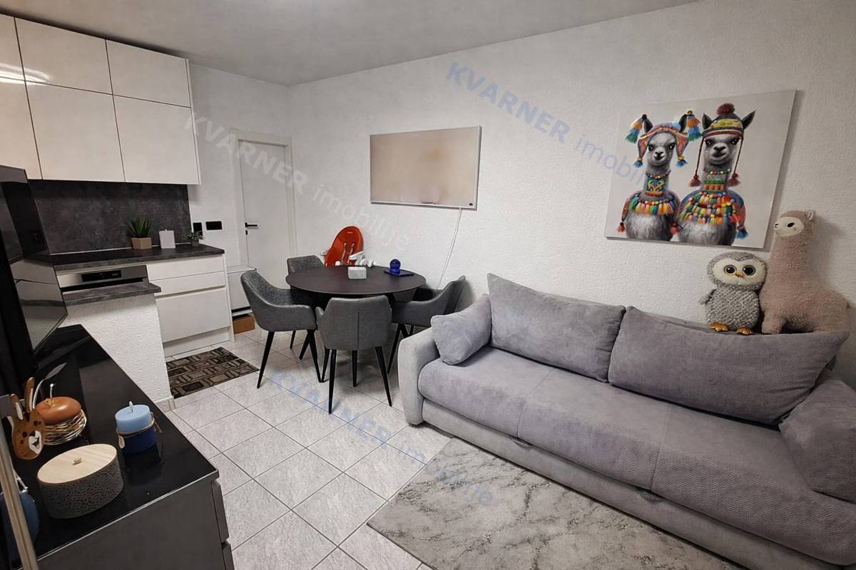 Malinska - Opremljeno stanovanje blizu morja, parkirišče