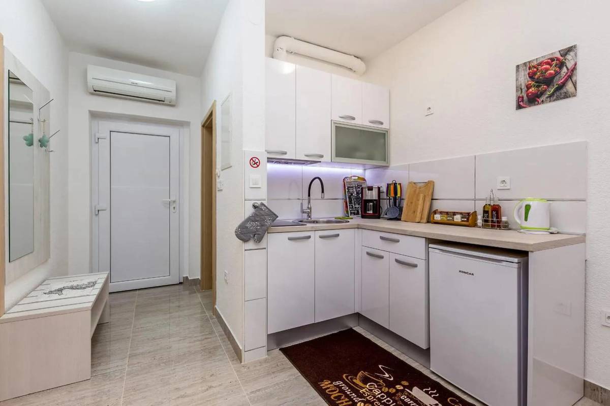 Malinska - Apartma z vrtom in parkirnim mestom