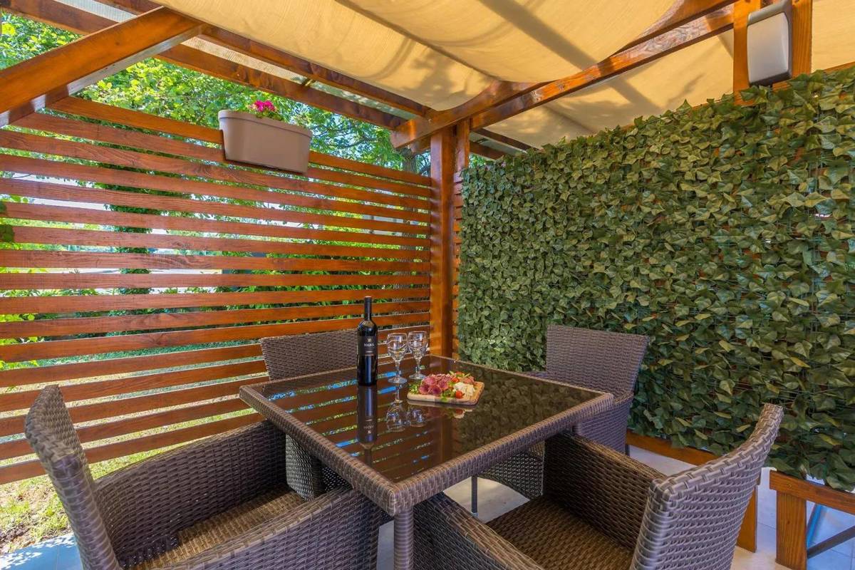 Malinska - Apartma z vrtom in parkirnim mestom