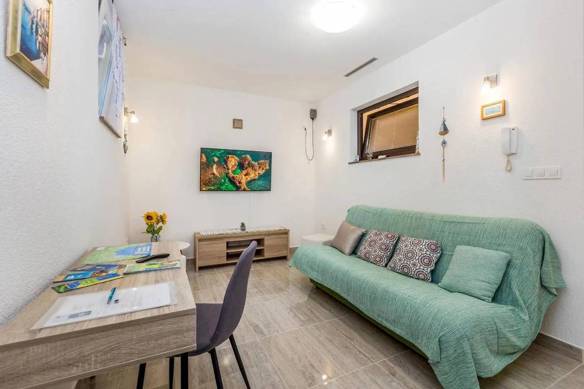 Malinska - Apartma z vrtom in parkirnim mestom