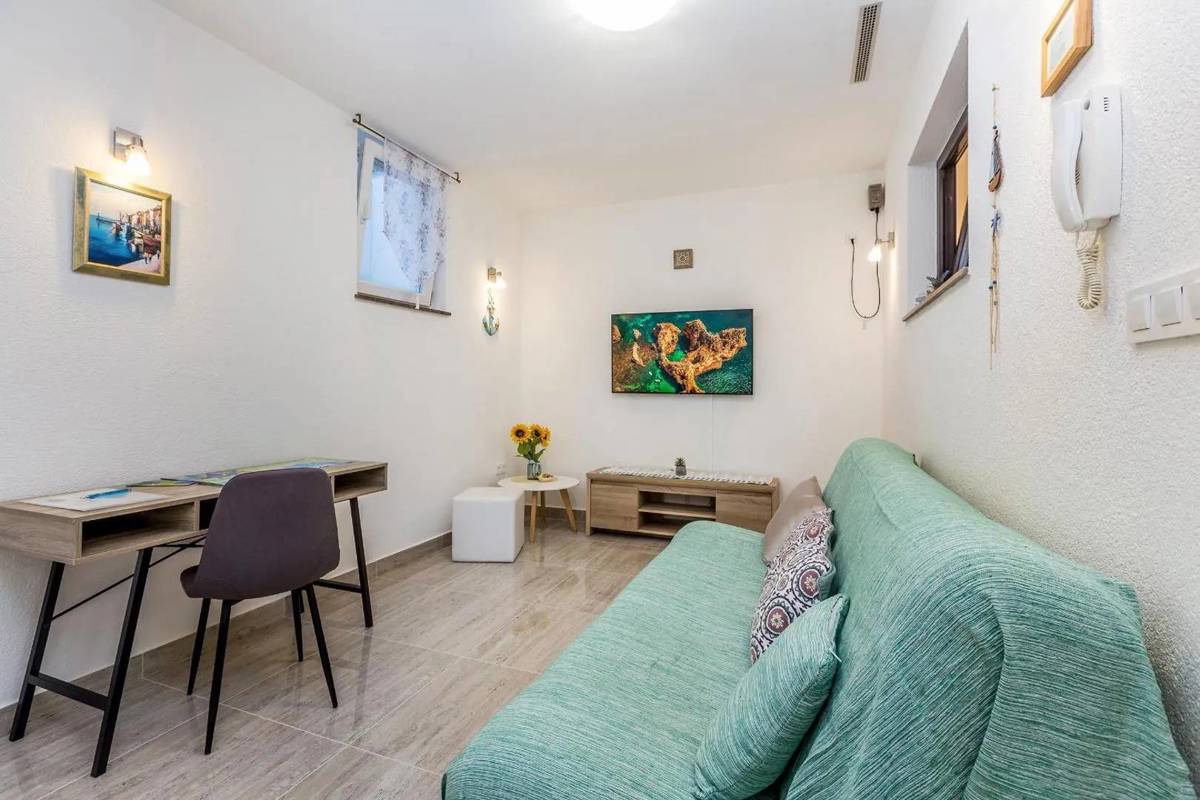Malinska - Apartma z vrtom in parkirnim mestom
