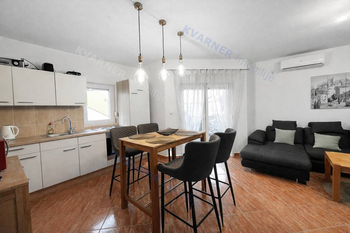 Malinska - Dve stanovanji z vrtom in parkiriščem