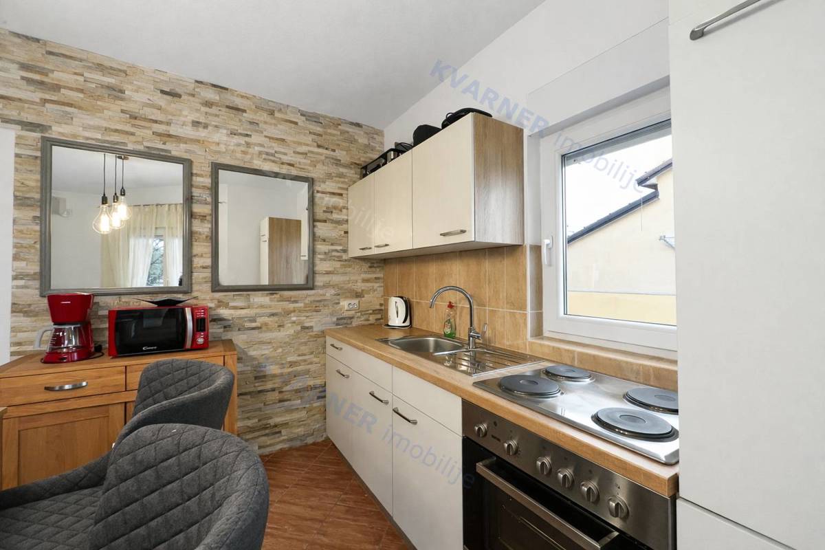 Malinska - Dve stanovanji z vrtom in parkiriščem