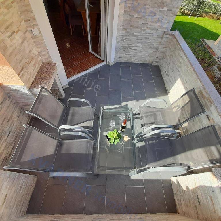 Malinska - Dve stanovanji z vrtom in parkiriščem