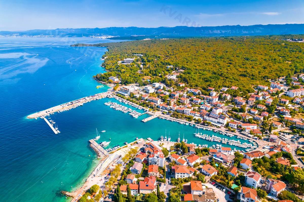 Malinska - parcela z dovoljenjem, odlična lokacija