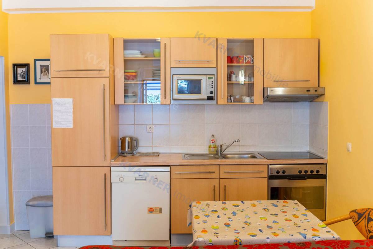 IZJEMNA PRILOŽNOST! Njivice - Stanovanje z dvoriščem in garažo!