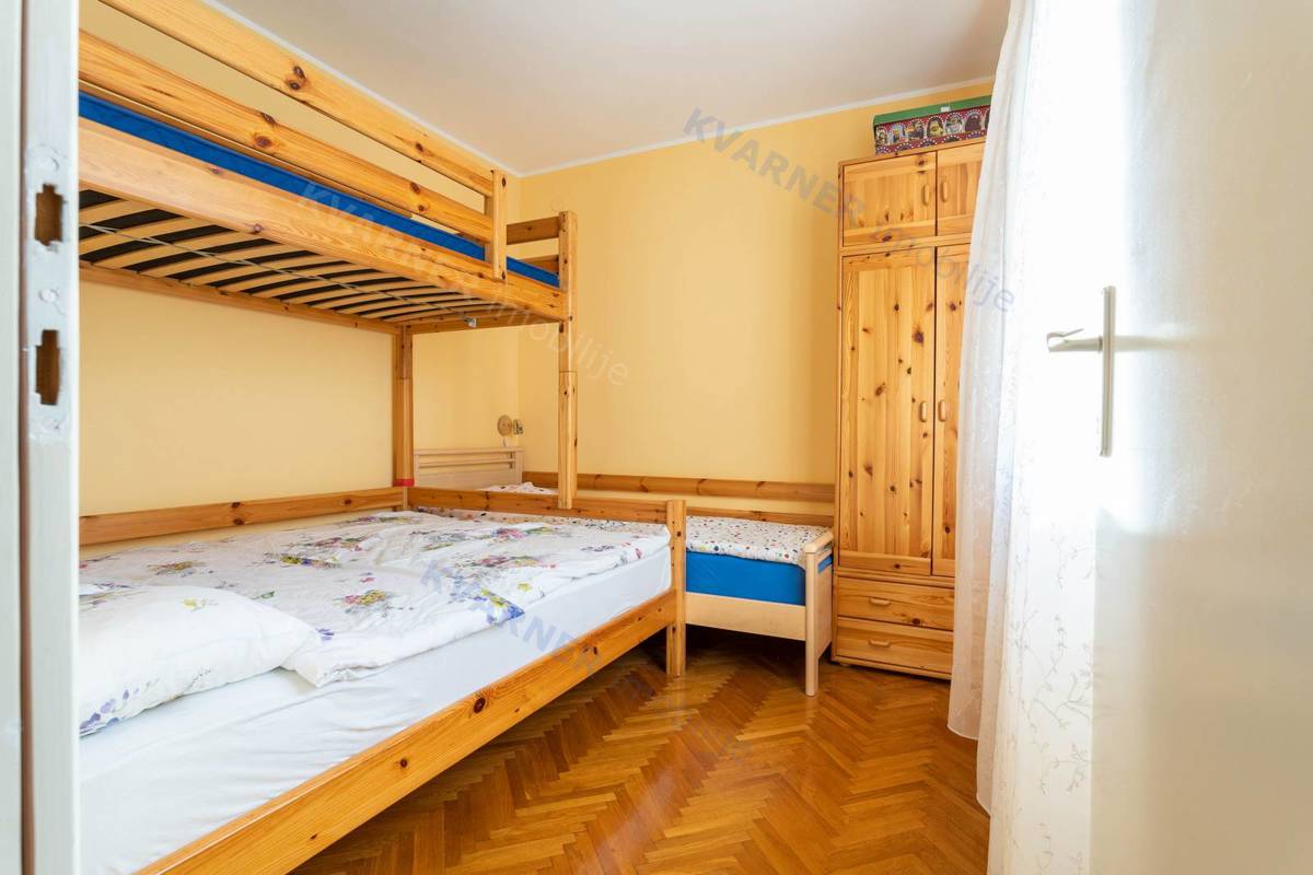 IZJEMNA PRILOŽNOST! Njivice - Stanovanje z dvoriščem in garažo!