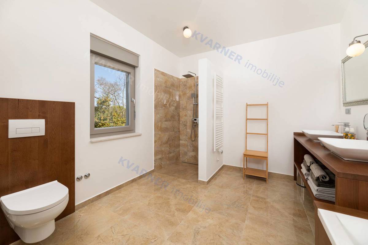  Vila z bazenom in garažo v mirnem delu Malinske
