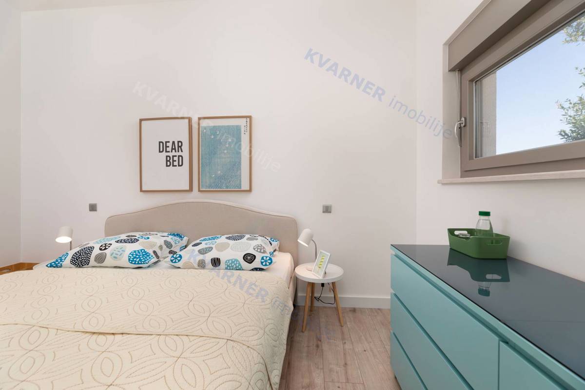 Vila z bazenom in garažo v mirnem delu Malinske