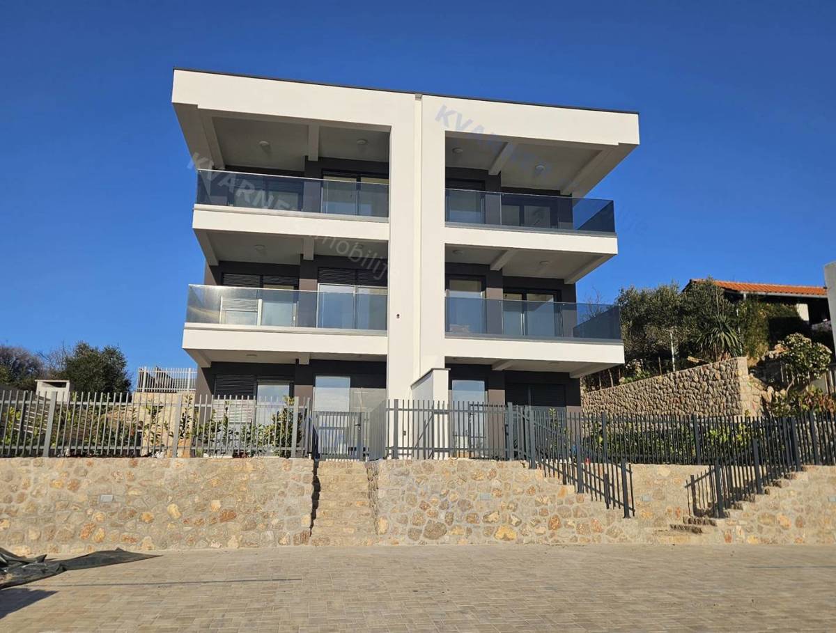  Omišalj - Nov apartma z bazenom in pogledom na morje