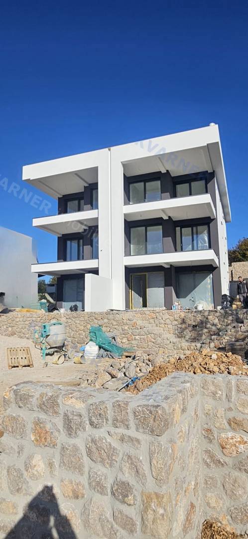  Omišalj - Nov apartma z bazenom in pogledom na morje