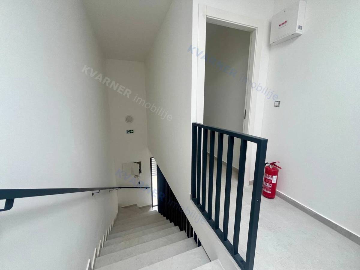  Omišalj - Nov apartma z bazenom in pogledom na morje