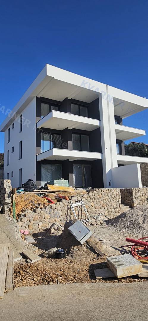  Omišalj - Nov apartma z bazenom in pogledom na morje