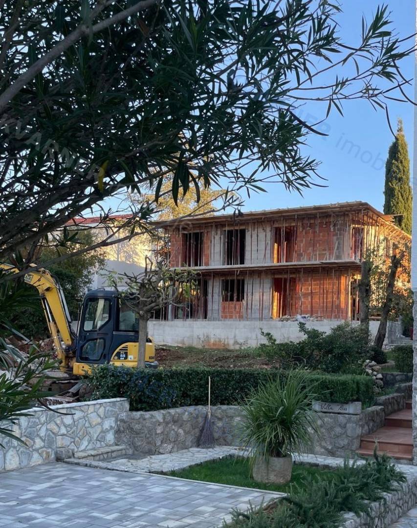 Priložnost v Malinski - nova dvojna hiša blizu morja