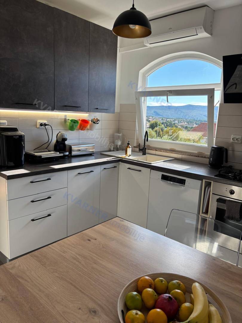 PRODAJA - DRUŽINSKO STANOVANJE S POGLEDOM NA MORJE