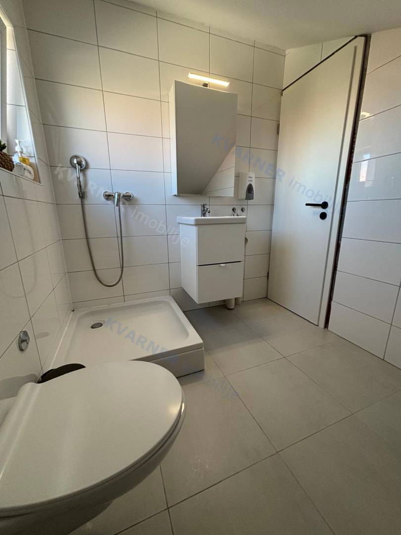 PRODAJA - DRUŽINSKO STANOVANJE S POGLEDOM NA MORJE