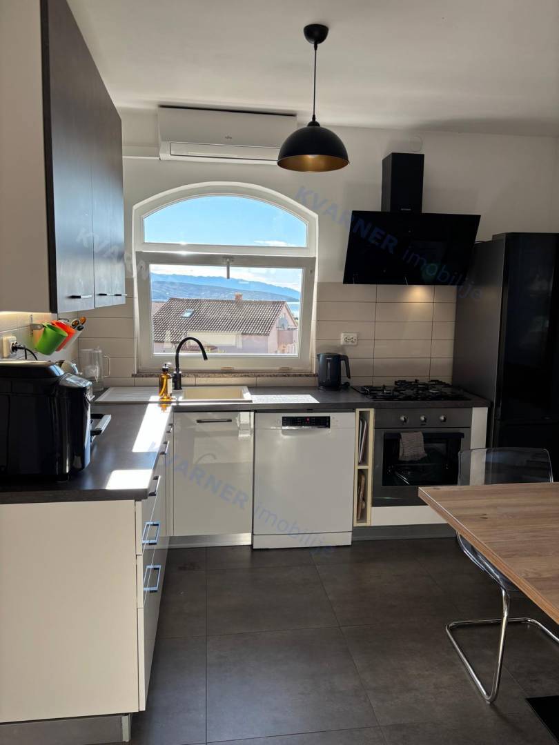 PRODAJA - DRUŽINSKO STANOVANJE S POGLEDOM NA MORJE