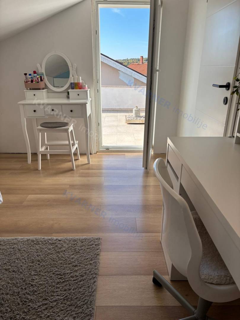 PRODAJA - DRUŽINSKO STANOVANJE S POGLEDOM NA MORJE