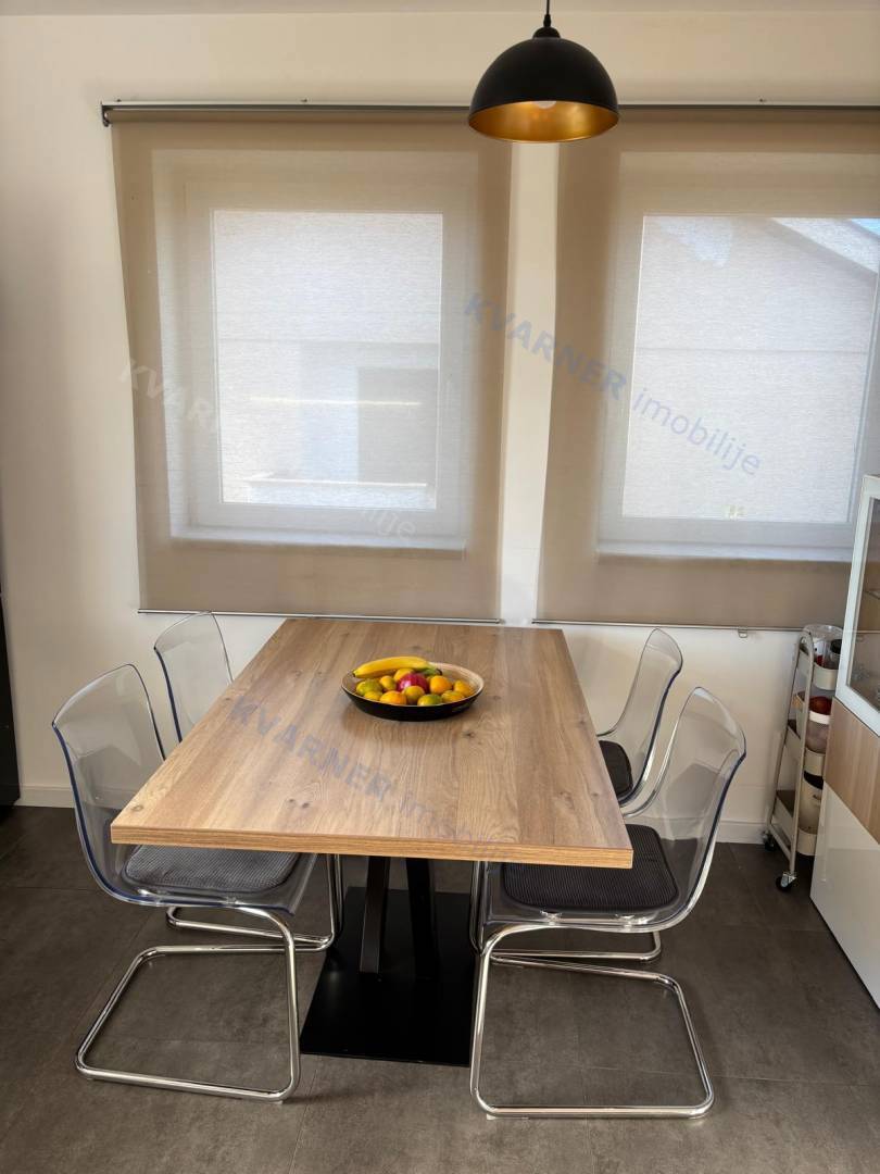 PRODAJA - DRUŽINSKO STANOVANJE S POGLEDOM NA MORJE