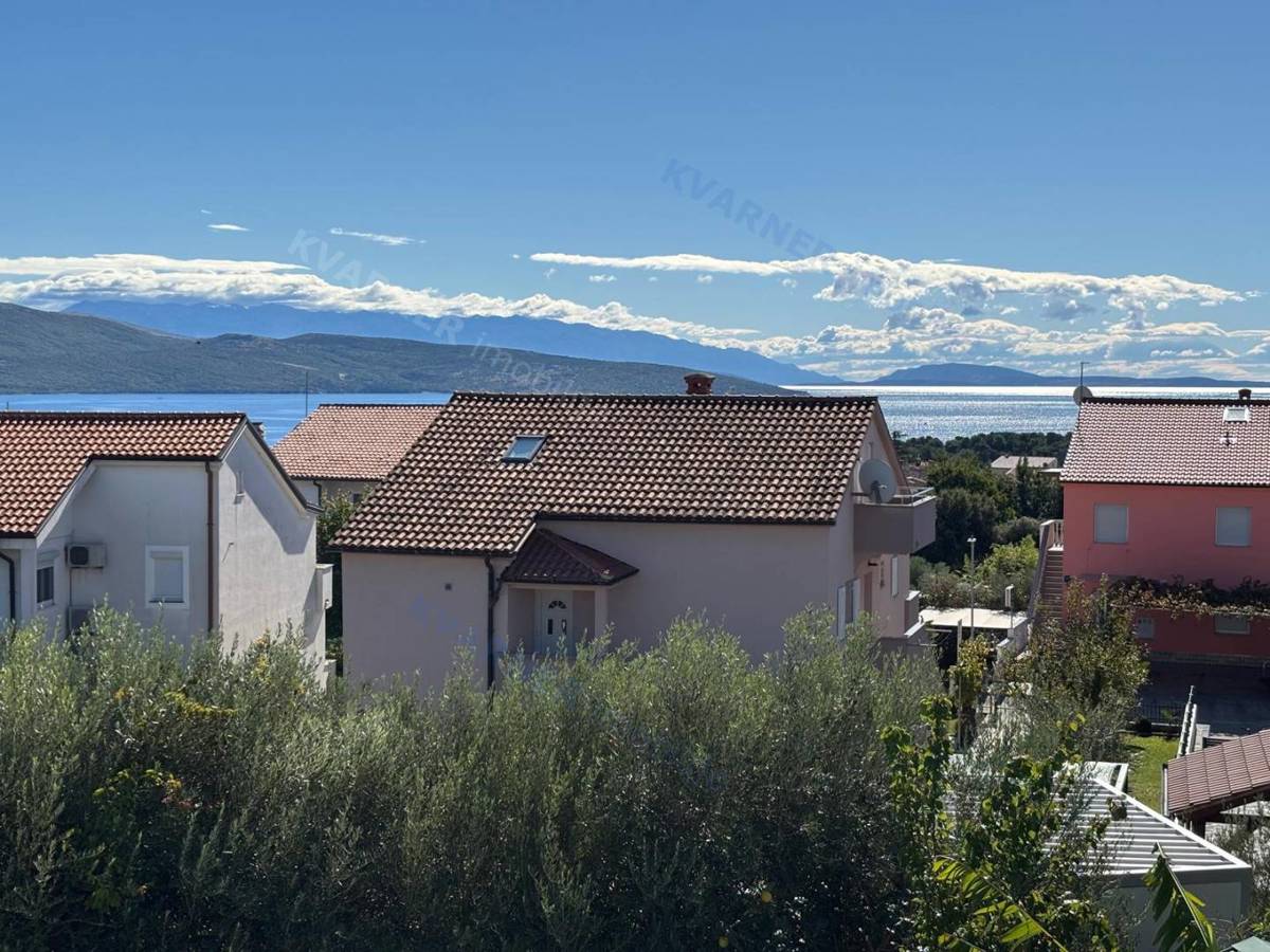 PRODAJA - DRUŽINSKO STANOVANJE S POGLEDOM NA MORJE