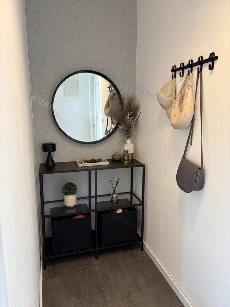 PRODAJA - DRUŽINSKO STANOVANJE S POGLEDOM NA MORJE