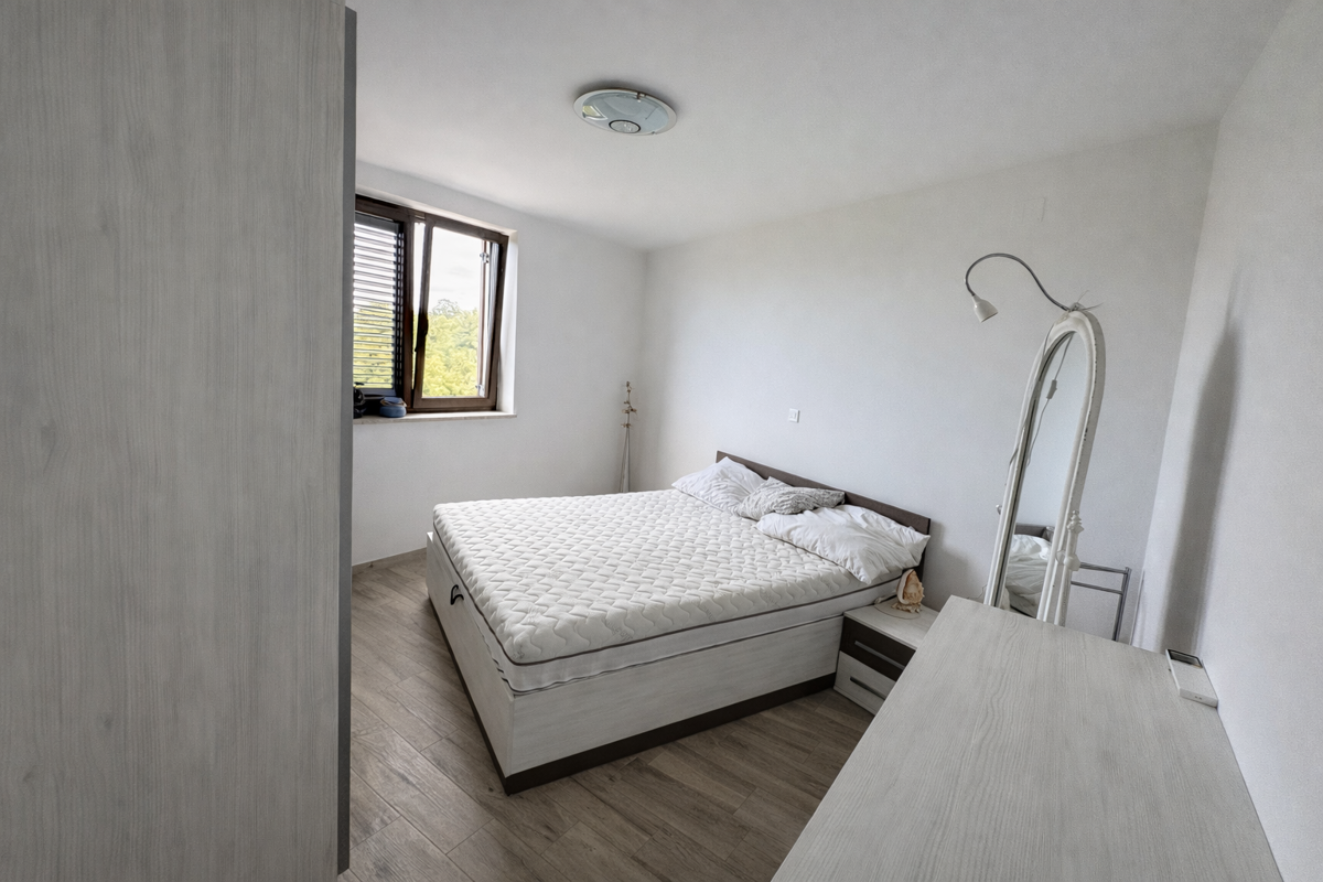 Njivice - Opremljen apartma s teraso in parkirnim mestom