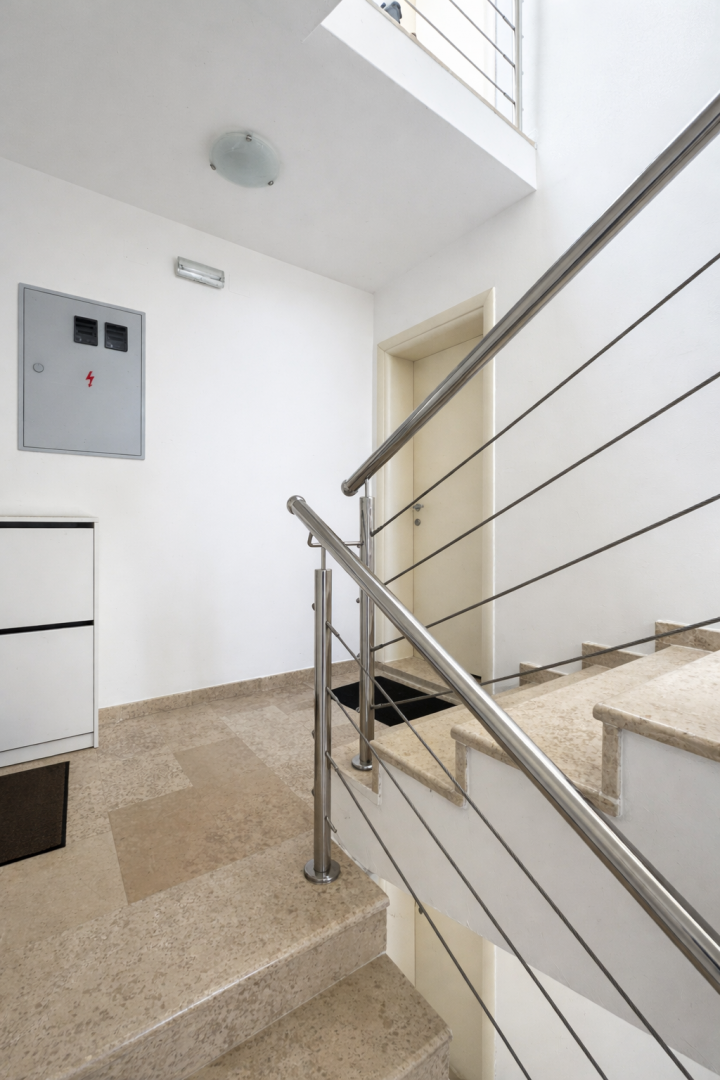 Njivice - Opremljen apartma s teraso in parkirnim mestom