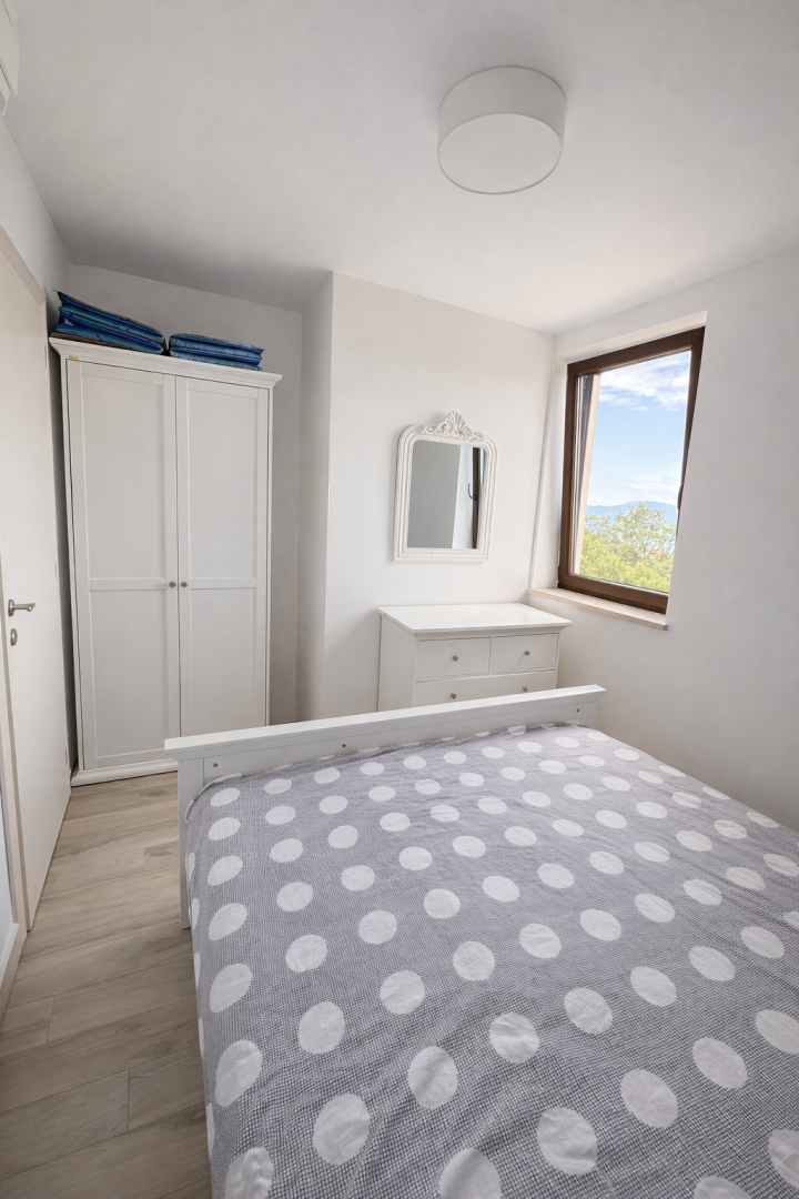 Njivice - Opremljen apartma s teraso in parkirnim mestom