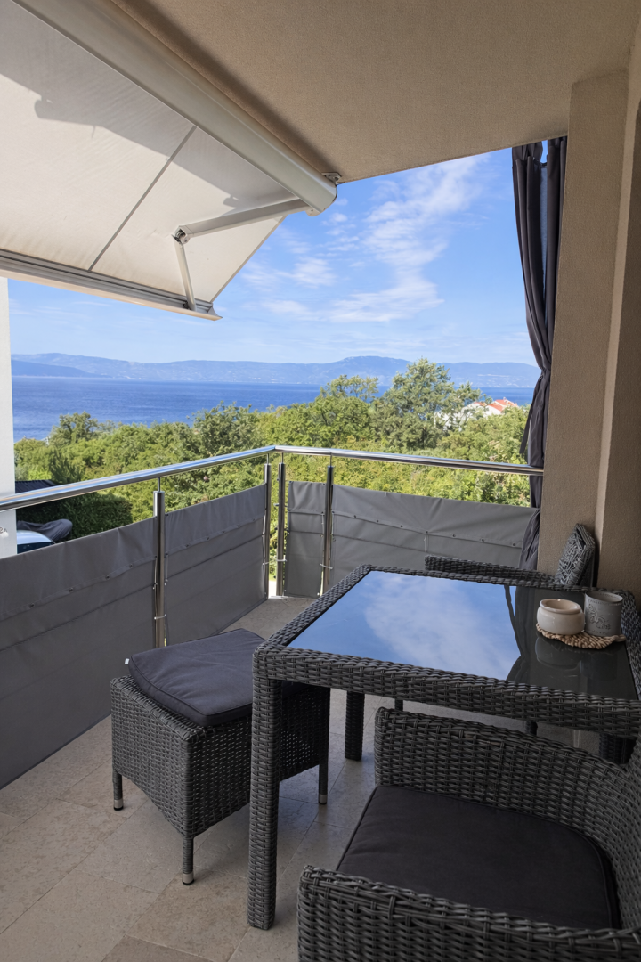 Njivice - Opremljen apartma s teraso in parkirnim mestom