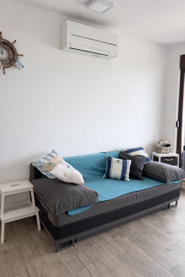 Njivice - Opremljen apartma s teraso in parkirnim mestom