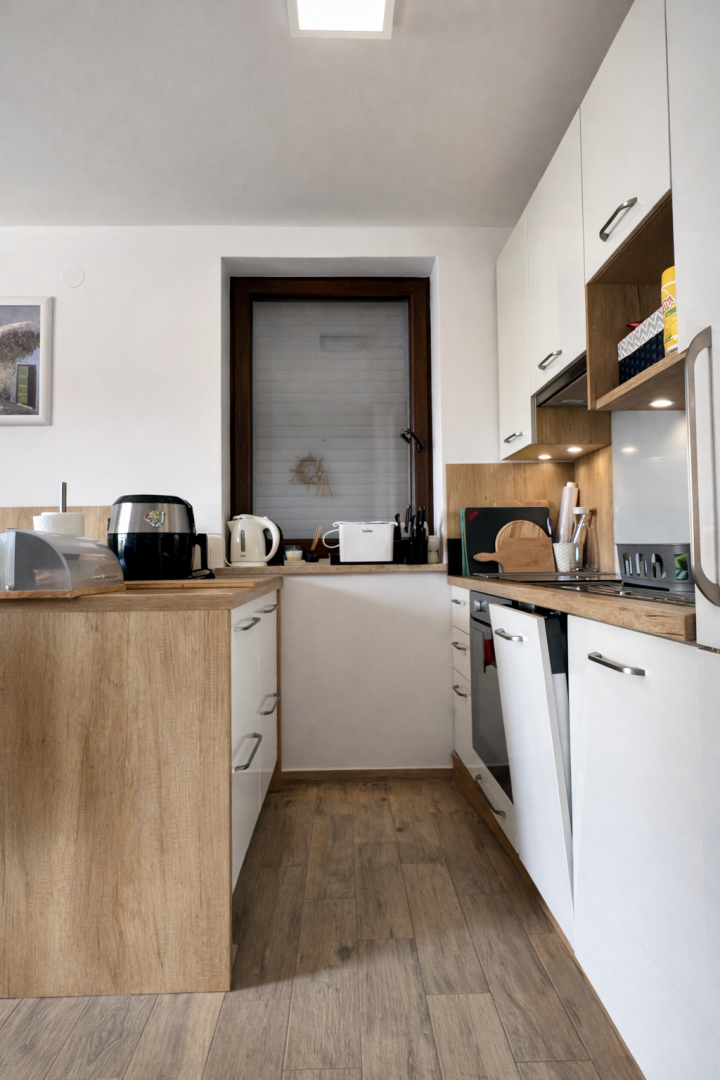 Njivice - Opremljen apartma s teraso in parkirnim mestom