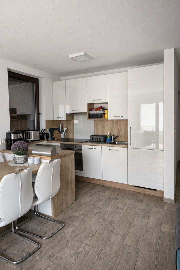 Njivice - Opremljen apartma s teraso in parkirnim mestom