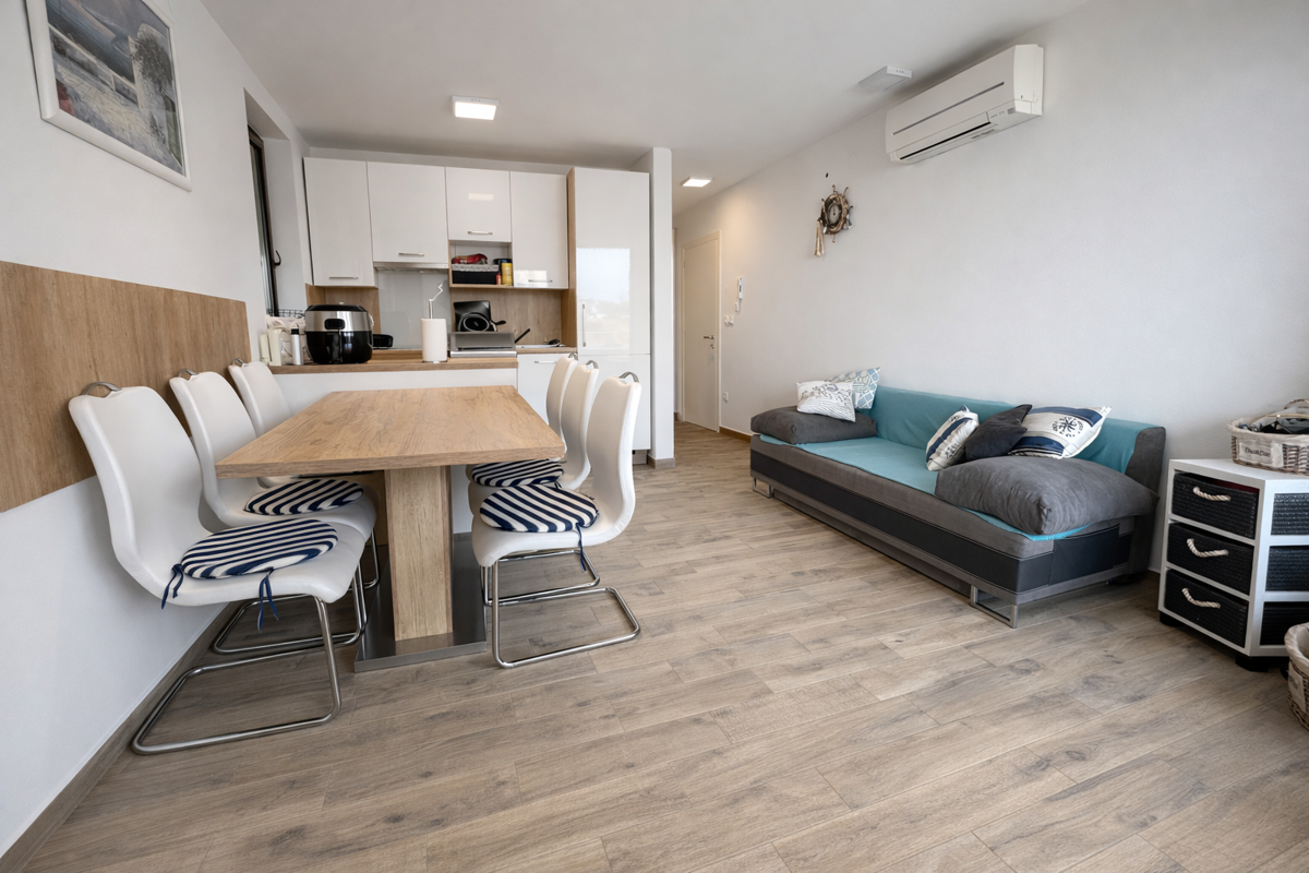 Njivice - Opremljen apartma s teraso in parkirnim mestom