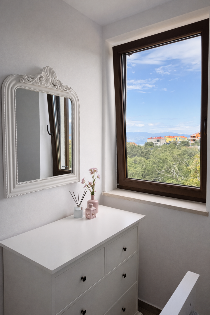 Njivice - Opremljen apartma s teraso in parkirnim mestom