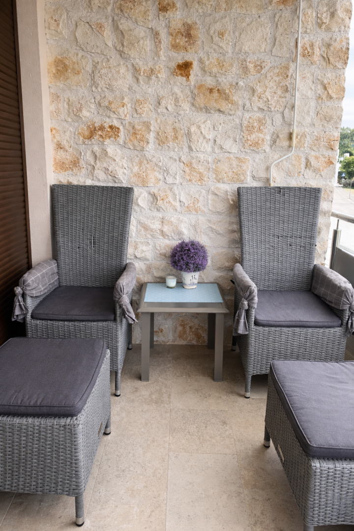 Njivice - Opremljen apartma s teraso in parkirnim mestom