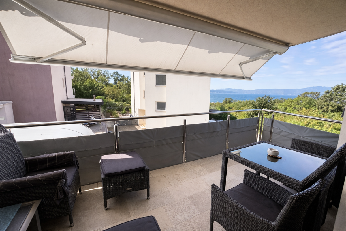 Njivice - Opremljen apartma s teraso in parkirnim mestom