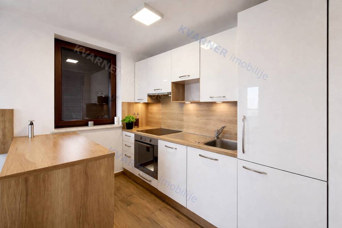 Njivice - Opremljen apartma s teraso in parkirnim mestom